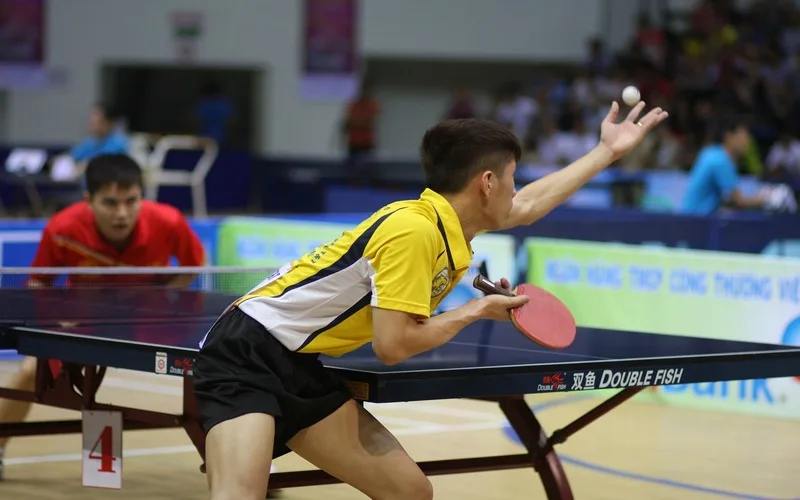 huong dan chi tiet ky thuat giao bong ban xoay xuong hieu qua